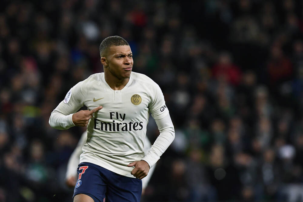 古德利晒防守贝林厄姆照片，后者调侃：抱得太紧了兄弟🤣❤️